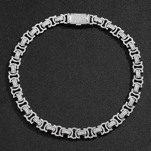 Détail de la chaîne cubaine sertie de cristaux brillants sur fond de cuir noir élégant