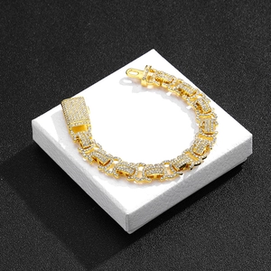 Collier à maillons cubains dorés hip hop avec pavé de diamants sur présentoir blanc
