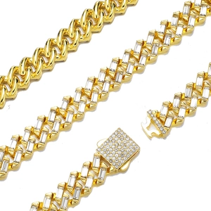 Detailopname van vergulde Cubaanse schakelketting met zirkonia bezette baksluiting