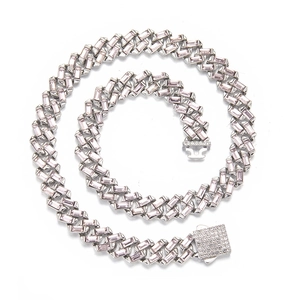 Zilveren 13mm Cubaanse schakelketting met roze rechthoekige stenen en een ijzige vierkante sluiting