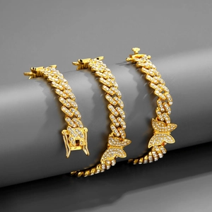 Bracelet Cuban link doré de 8 mm avec papillons et strass blancs brillants sur support