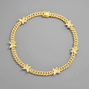 Collier gourmette dorée avec pendentifs papillons sertis de cristaux brillants