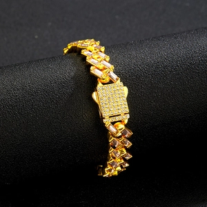 Close-up van vergulde hiphop Cubaanse ketting met baguette zirkonia schakels