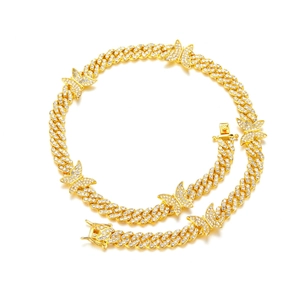 Collier chaîne cubaine papillon dorée avec strass étincelants de style hip hop chic