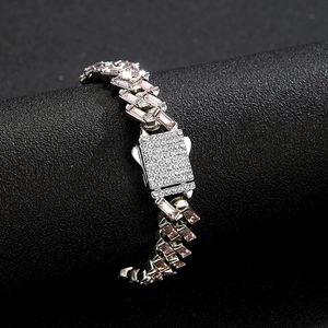 Macro-opname van zilveren Cubaanse schakelarmband met roze stenen en diamanten gesp
