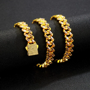 Gedetailleerde weergave van gouden Cubaanse ketting met rechthoekige zirkoon en luxe gesp