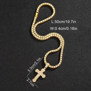 Iced Out Kreuz Anhänger Halskette in Gold mit 50cm Tenniskette und funkelnden Steinen