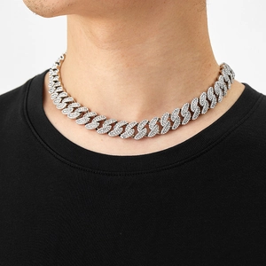 Détail du collier chaîne cubaine Miami argentée sertie de cristaux brillants