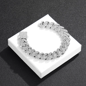 Bracelet Cuban hip-hop luxueux avec strass scintillants et fermoir de sécurité carré