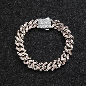 Detail van 12mm hiphop Cubaanse ketting met roze rechthoekige stenen en diamantzetting sluiting