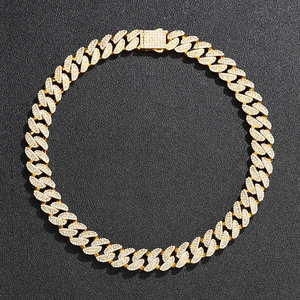 Vue détaillée du collier à mailles cubaines dorées avec boucle en cristaux givrés