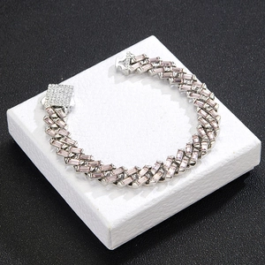 Iced out 13mm Cuban armband met roze kristallen gepresenteerd op een sieradendoosje