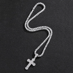 Detail von Silber-Kreuzanhänger-Halskette mit Tennis-Kette und weißen Zirkonia-Steinen