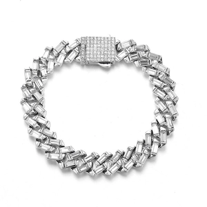 Detail van zilveren Cubaanse schakelarmband met rechthoekige en ronde microkristallen