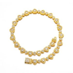 Collana cubana dorata con maglie a cuore e cerchio tempestate di zirconi