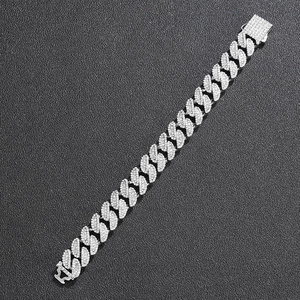 Détail du bracelet gourmette argentée avec strass scintillants et fermoir boîte