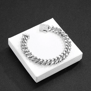 Detail van hip-hop Cuban link ketting met fonkelende baguette-strass en stevige sluiting