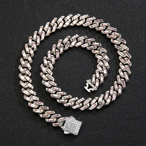 Detail van roze baguette-geslepen kristallen op zilveren Cubaanse schakelketting met gesp
