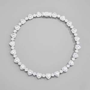 Dettaglio della collana a cuore 12mm in argento con pavé di zirconi bianchi e chiusura