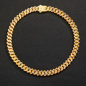 Detail van hiphop Cubaanse schakelketting met vierkante stenen en ijskoude veersluiting