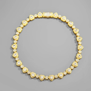 Dettaglio della catena cubana a forma di cuore dorata con pavé di zirconi cubici brillanti