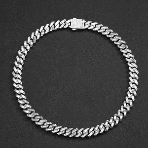 Macro-opname van zilveren Cubaanse schakelketting met baguette-zirkonia en luxe sluiting