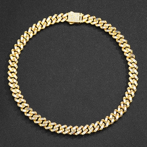 Detail van gouden Cubaanse ketting met baguette-zirkonia en ijzige sluiting detail