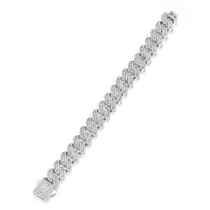 Gros plan du bracelet gourmette argenté glacé avec des pierres scintillantes serties