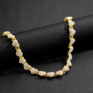 Détail du collier chaîne cubaine à maillons en forme de cœur doré serti de zircons