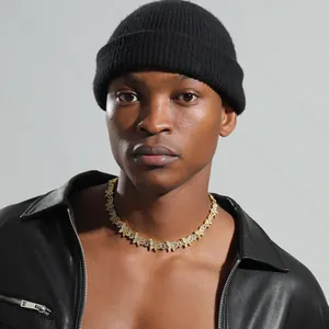 Gros plan d'un collier papillon doré serti de cristaux brillants sur un mannequin
