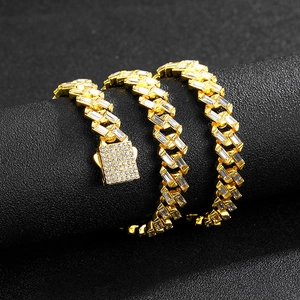 Macro-opname van gouden Cubaanse ketting met baguette-diamanten en fonkelende sluiting