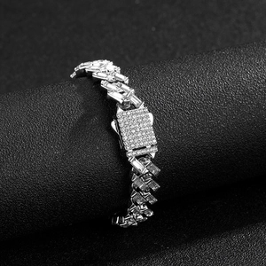 Detailopname van een iced-out Cubaanse schakelarmband met kristallen op zwarte houder