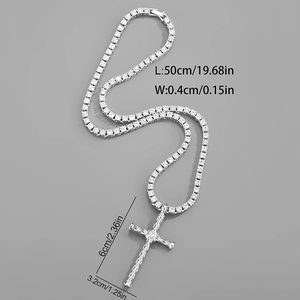 Collier avec pendentif croix argenté et chaîne tennis de 50 cm ornée de zircons