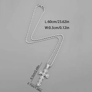 Collana a croce in zircone argento con catena a corda e ciondoli a cuore su grigio
