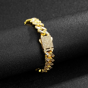 Macro-detail van gouden Cuban link ketting met vierkante diamanten en baguette-stenen