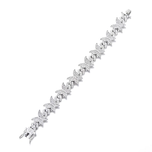 Détail du bracelet gourmette papillon argenté avec strass brillants et fermoir de sécurité