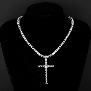Détail du pendentif croix hip hop argenté avec pierres sur chaîne de tennis