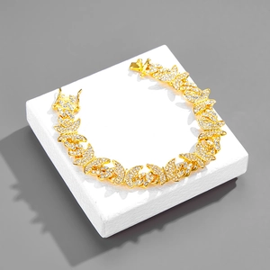 Gros plan détaillé d'un bracelet papillon de luxe orné de cristaux étincelants