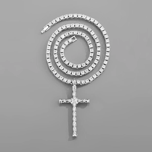 Collier hip hop avec pendentif croix argenté serti de cristaux de zircone ronds