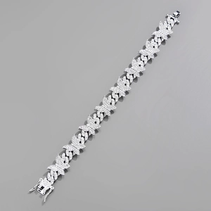 Détail du bracelet gourmette papillon hip hop avec des zircons brillants pavés