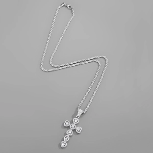 Dettaglio del ciondolo a croce cuore in zircone con collana a catena in corda d'argento