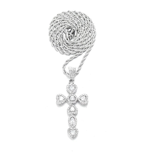 Collana con croce in argento, cuori in zircone e catena a corda intrecciata stile hip hop