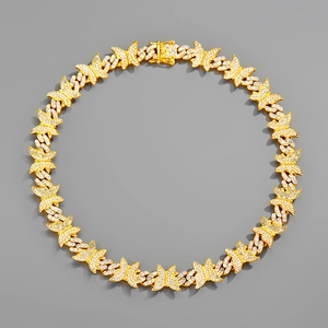 Détail du collier cubain papillon doré avec des détails étincelants en pavé de zircon