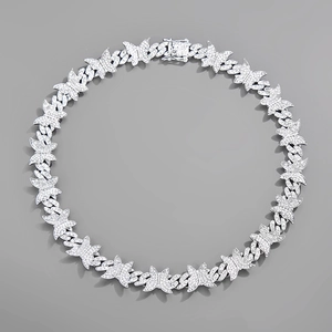 Vue détaillée d'un collier cubain argenté orné de papillons incrustés de diamants