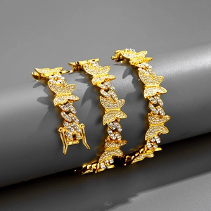 Gros plan détaillé du bracelet gourmette doré avec pendentifs papillons sertis