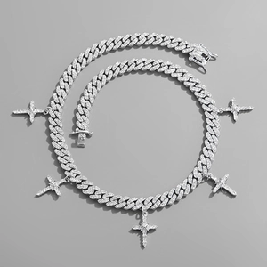 Zilveren Cubaanse schakelketting met vijf kruisvormige hangers en zirkoniasteen