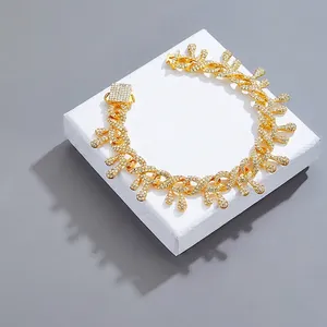 Collier hip hop doré style goutte d'eau avec strass brillants sur bloc blanc