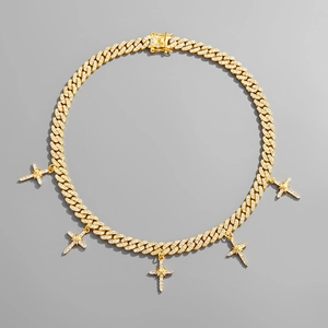 Detailopname van de Cuban chain ketting met vijf hangende kristallen kruisjes