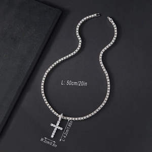 Détails du pendentif croix argenté 4.2x2.0 cm avec une chaîne tennis de 50cm de long