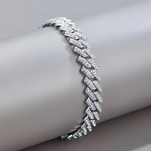 Collier à maillons cubains de 9,5 mm en argent avec pavage diamants sur support